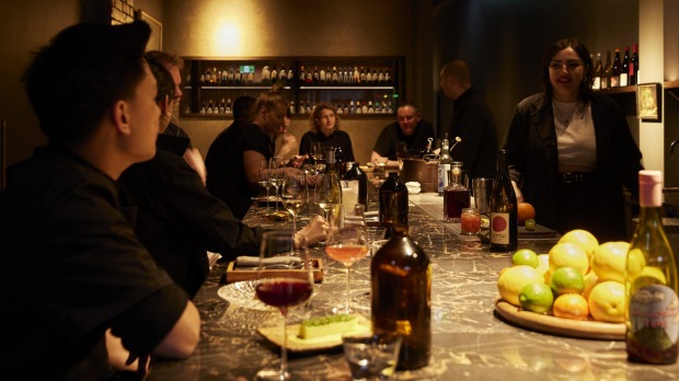 只有26个座位，空间很亲密，一个低矮的吧台连接着工作人员和客人。