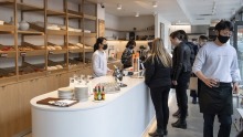 烘焙食品在玻璃后面显示在玻璃后面，例如雕塑或法式制片厂的手工艺品。