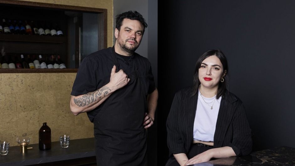 主厨Peter Gunn和侍酒师Hayley McCarthy在3月，Ides团队的新酒吧。