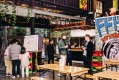 EziStreat是一个新的街头小吃摊集合在一个屋檐下，灵感来自日本巷道。
