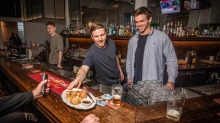 Ascot Vale Hotel Publisans Nick Schultze（中心）和Brad Olsson（右）在Ascot Vale Hotel的当地人之夜...
