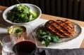 Dixson & Sons的惠灵顿牛肉包括芥末、蘑菇、海苔和酸奶油酥皮。