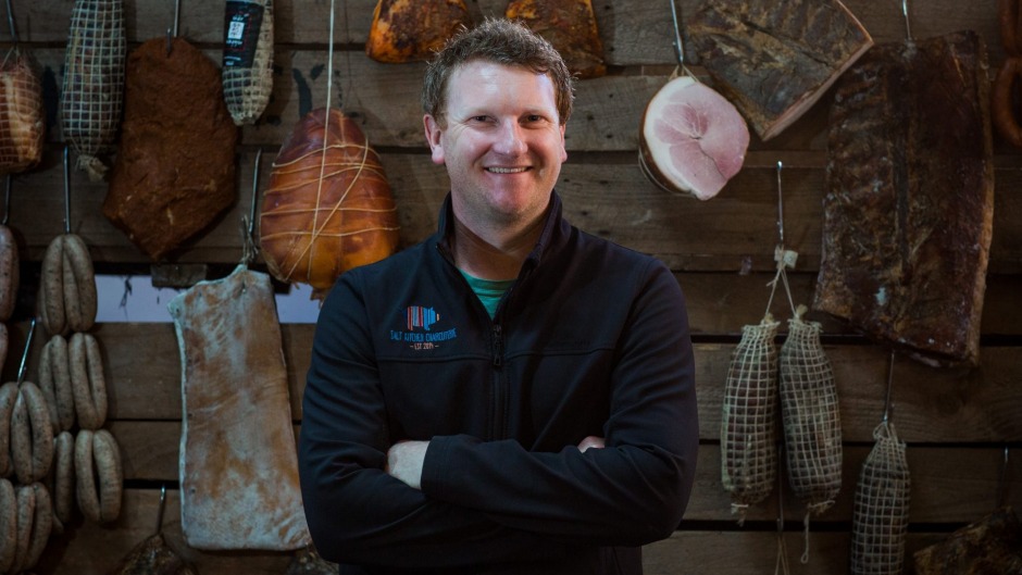 Salt Kitchen的Charcuterie Maker Mick Nunn被他的产品包围。