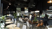 Cafe Parker被安置在Rosebery的前家具仓库中。