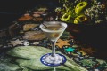 弯曲肘部:酒吧星球，纽敦的一家马提尼酒吧，以及它令人眼花缭乱的万花筒吧台。