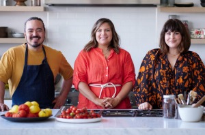 yabo亚博主页《美食厨房》主持人Adam Liaw, Danielle Alvarez和Julia Busuttil Nishimura。