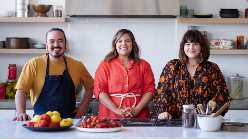 Adam Liaw, Danielle Alvarez和Julia Busuttil Nishimura在美食厨房主持。yabo亚博主页