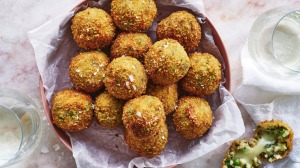 用熔化的奶酪做中心的春天的arancini。