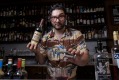大陆熟食店的Michael 'Mikey' Nicolian分享了他在家制作内格罗尼的最佳技巧。