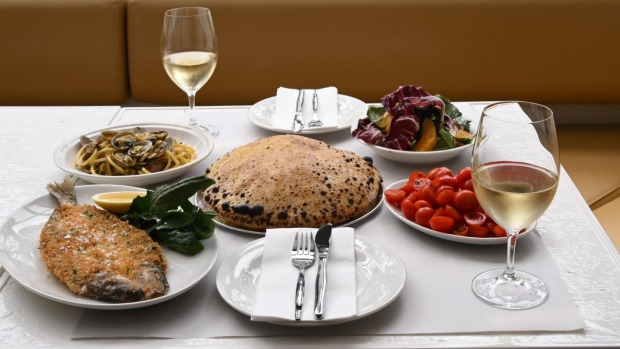 碎乔治国王鳕鱼(左)是洛恩的几道独特菜肴之一。